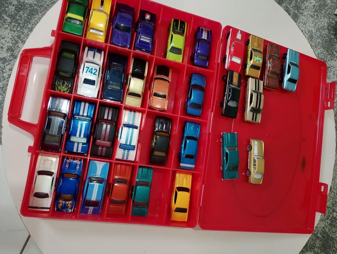 Coleção Hotwheels diversos com maleta grátis  