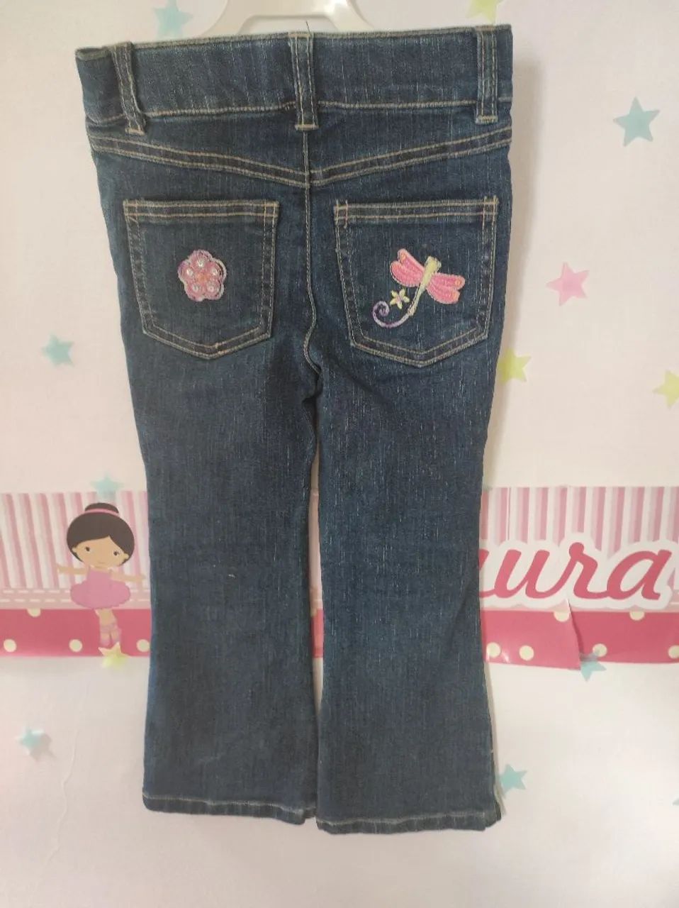 Calça jeans com bordados 