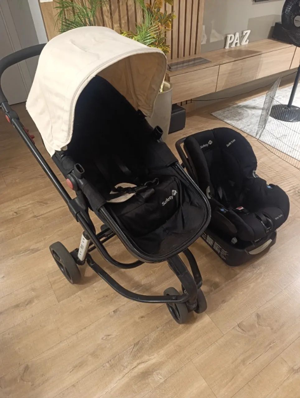 Carrinho de bebê com bebê conforto Safety. - Foto 3