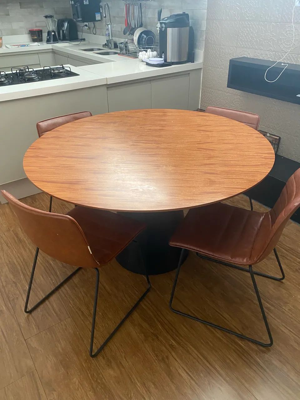 Mesa redonda com 4 cadeiras da tokstok