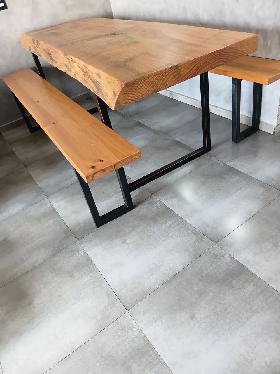 Vende-se jogo de mesa com2 bancos.