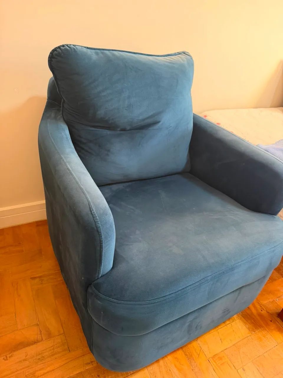 Poltrona de amamentacao em suede com balanco