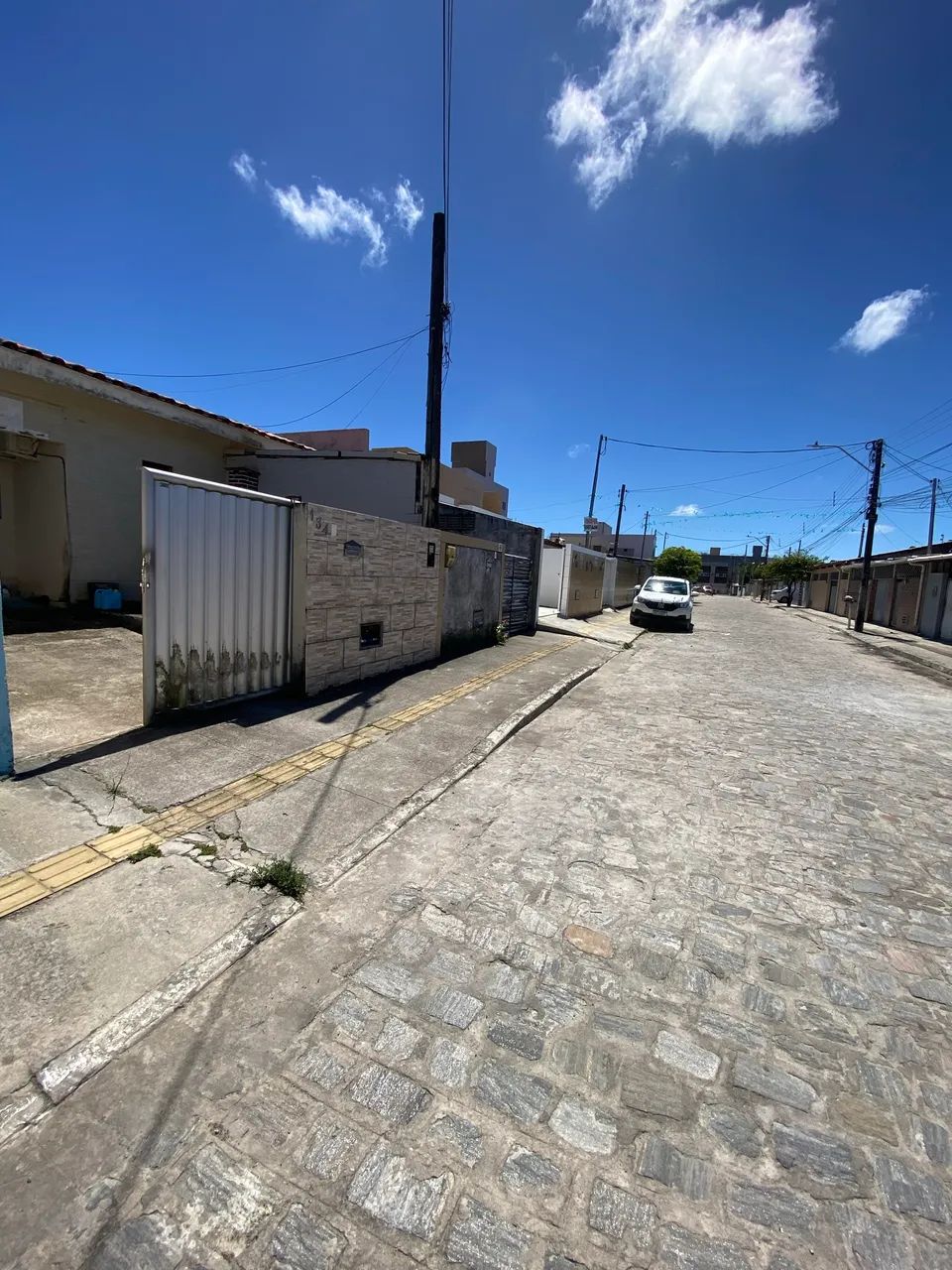 CASA ENTRE RUA DO JARRO E CIDADE DAS FLORES