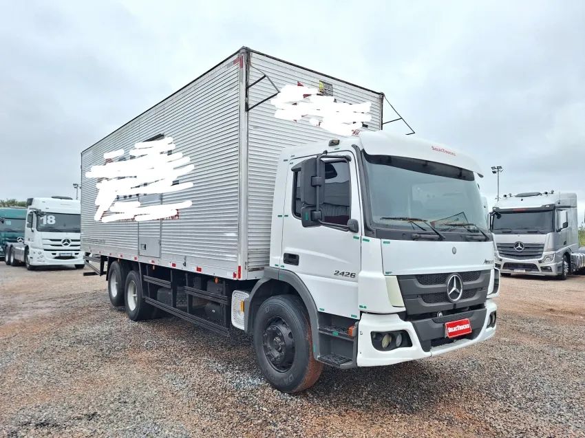 MB Atego 2426 6x2 baú 8.60m.