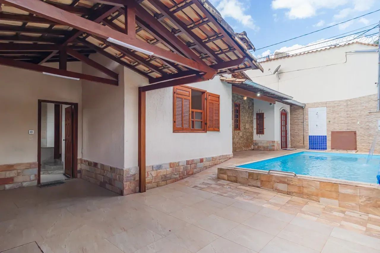 Casa com 3 quartos sendo 1 suíte 4 banheiros 2 vagas