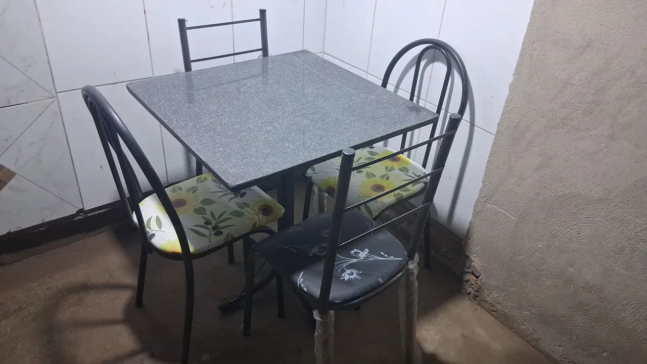 Mesa com quatro cadeiras 