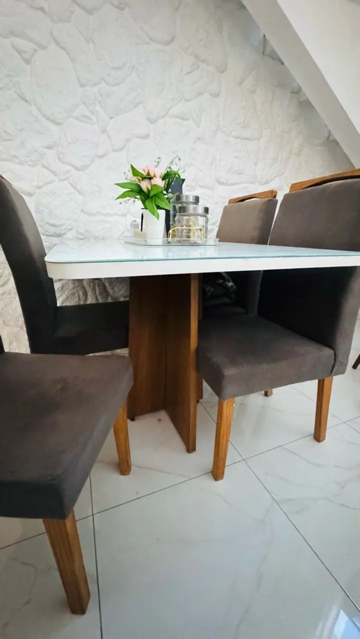 Mesa Branca de Jantar 4 cadeiras 