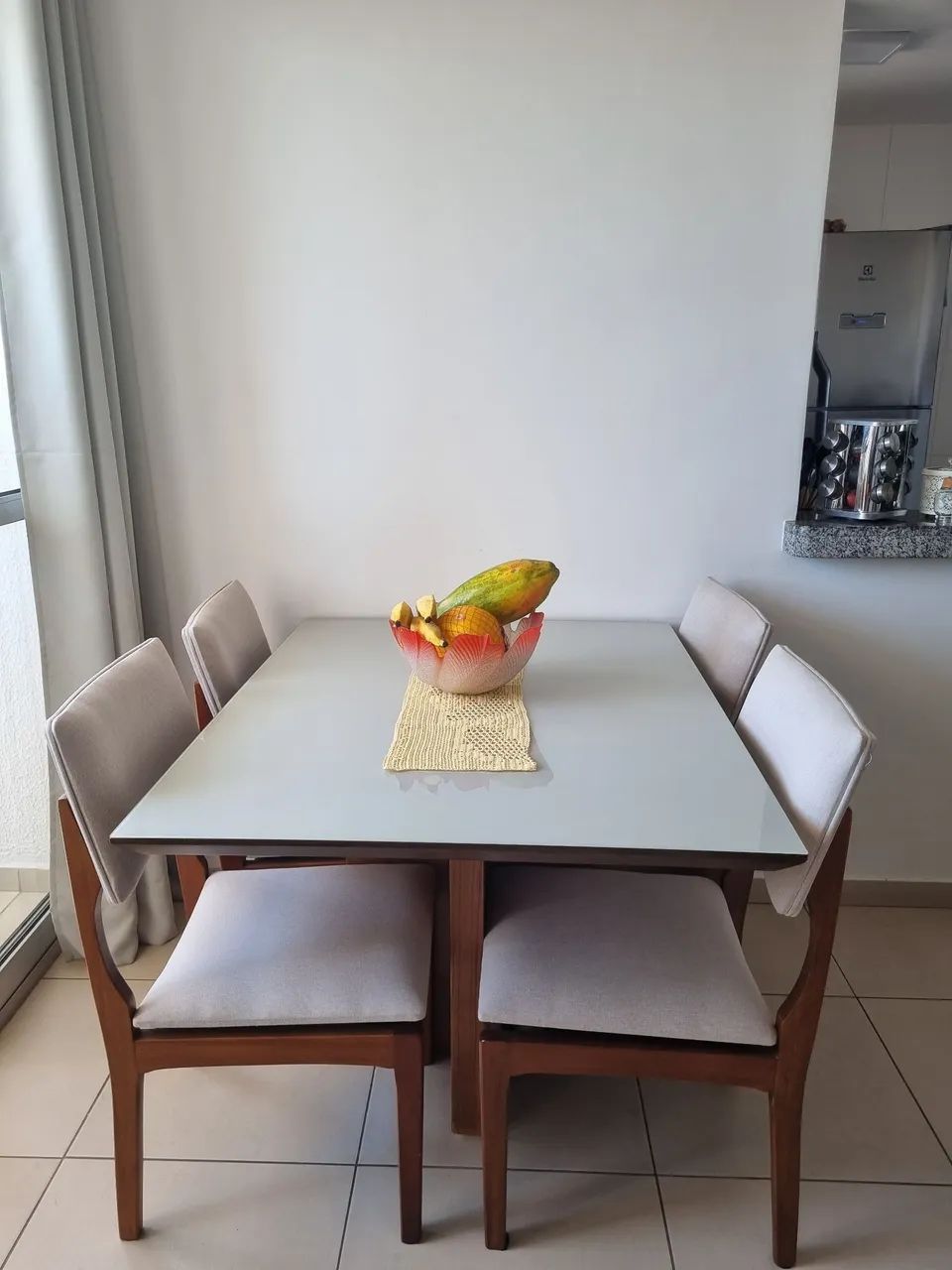 Conjunto de mesa de jantar + 4 cadeiras