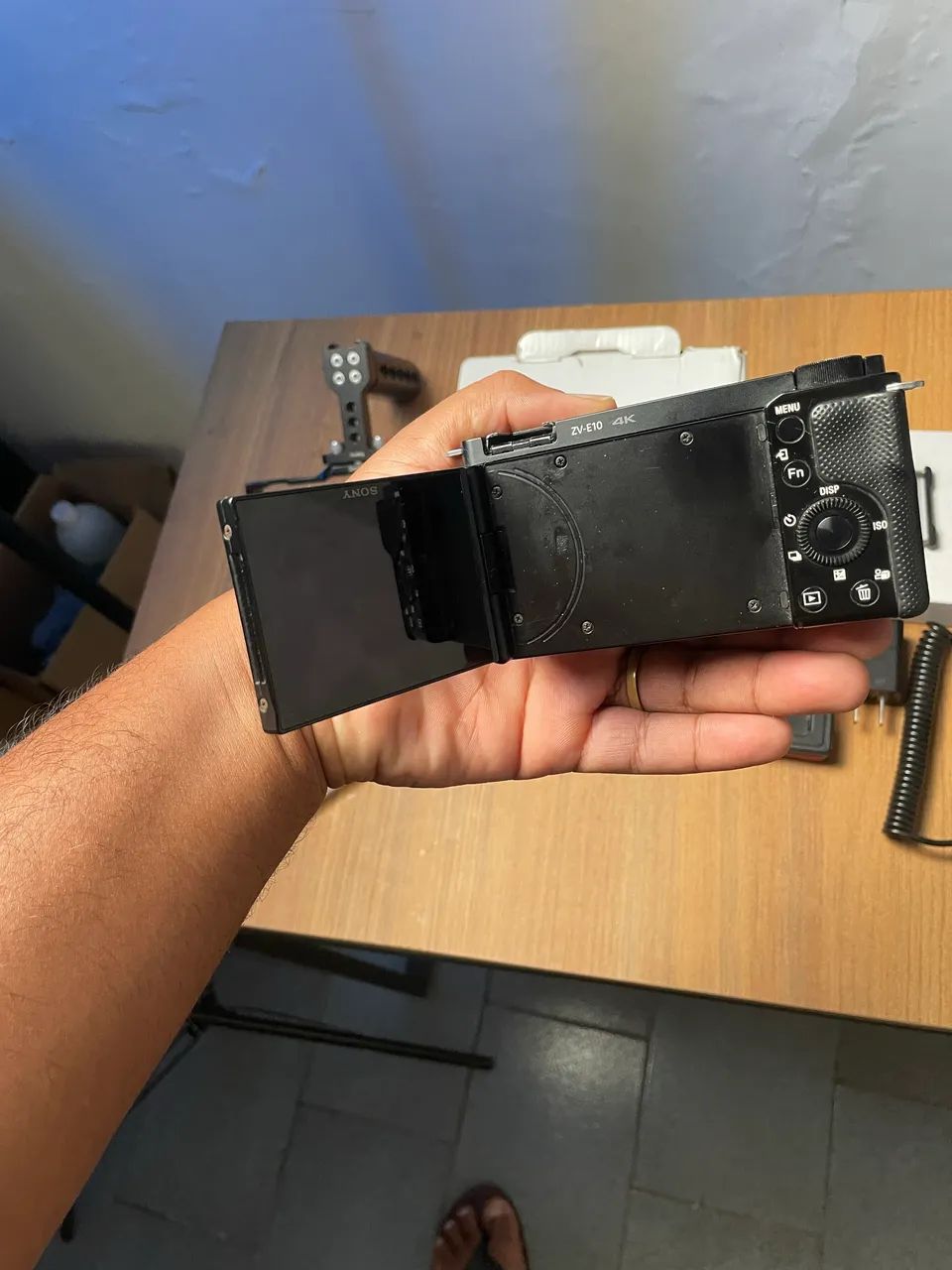 Sony ZV-E10 + Cage SmallRig + 5 Baterias  - Foto 2