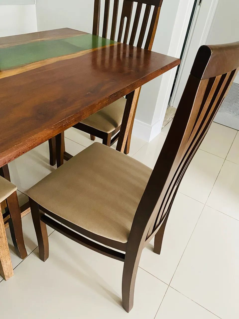 Jogo de Mesa madeira com 4 cadeiras  - Foto 3