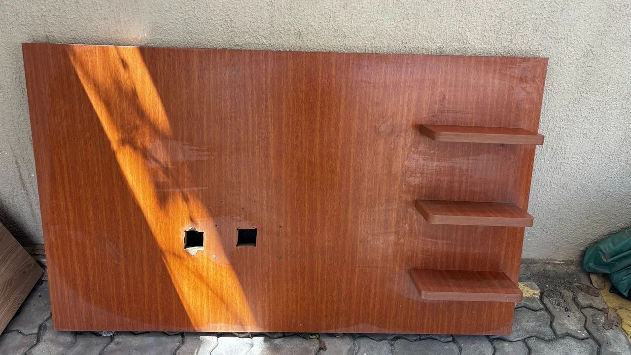 Painel MDF com prateleira.