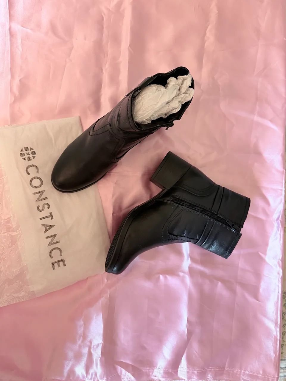 Bota Preta Constance - Salto 4cm | Confortável e Elegante