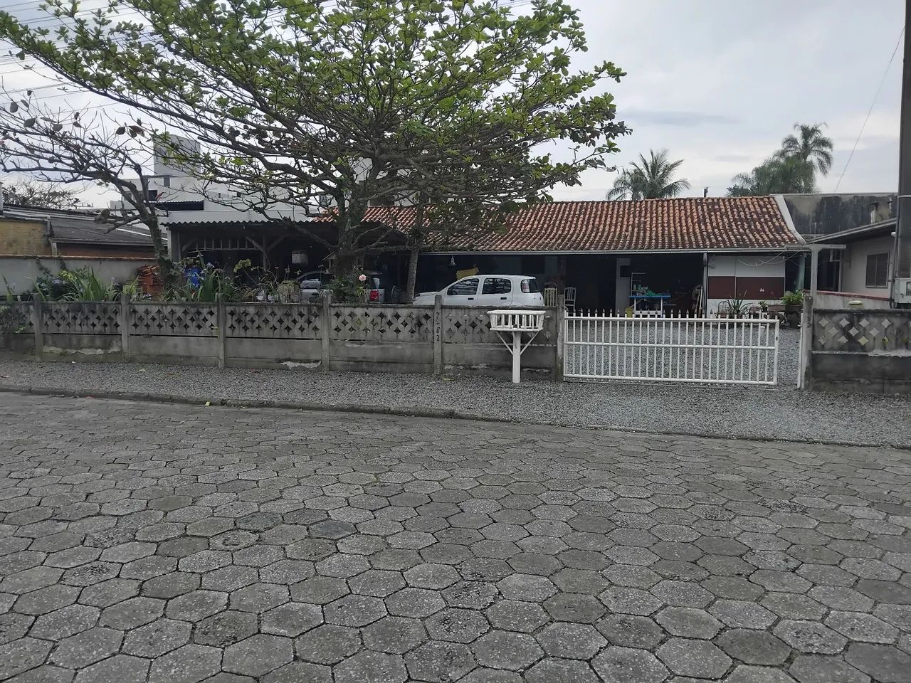 Casa com amplo espaço na frente 