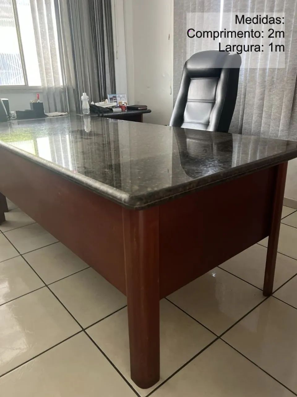 Mesa de madeira estilo mogno com tampa de granito - Foto 2