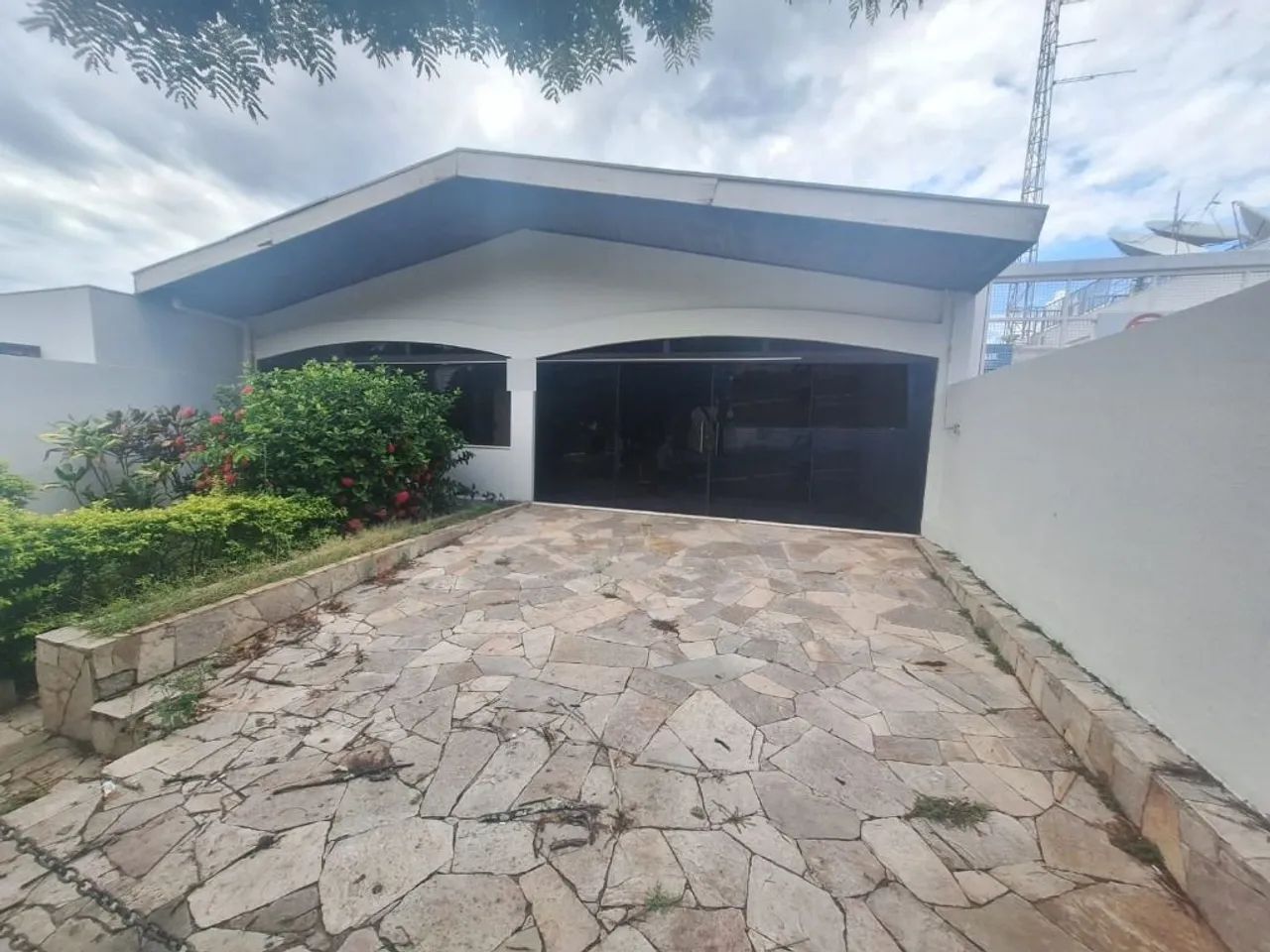 Casa com 5 quartos e 4 vagas para alugar no Centro  Marília/SP