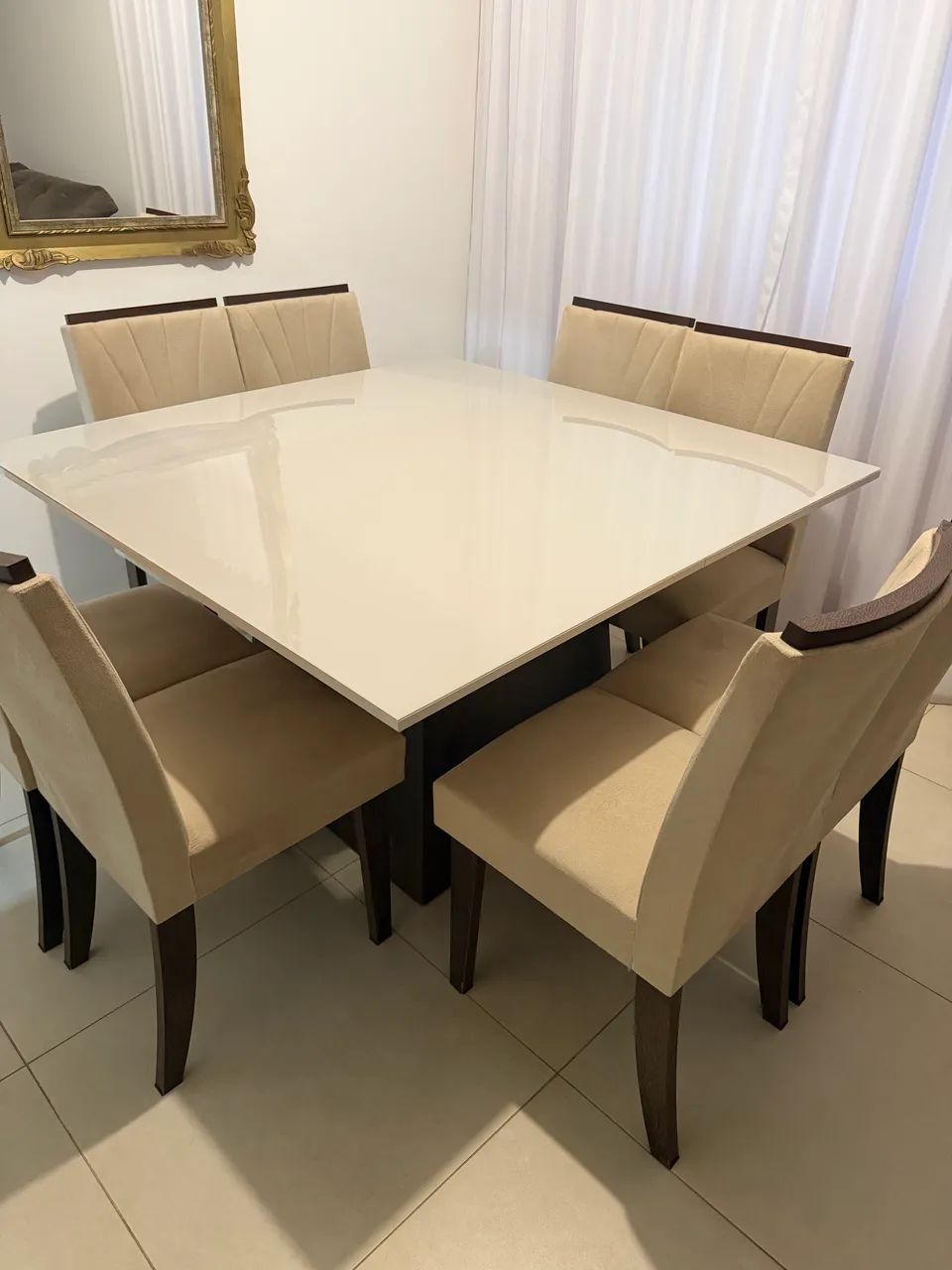 Mesa com 8 cadeiras