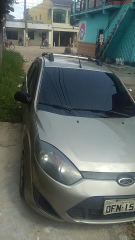 Vendo um carro 2012 2013 bem conservado