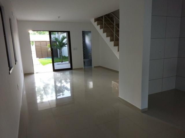 Maravilhosa casa duplex, rua larga e familiar, com uma PRACINHA na frente - Foto 16