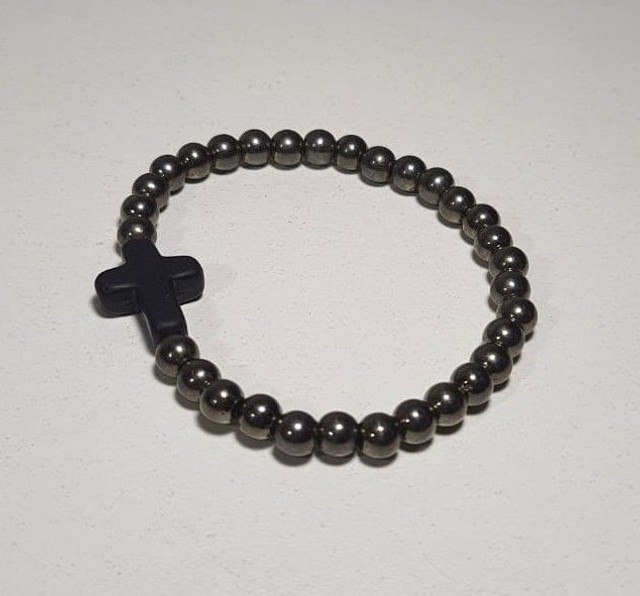 Pulseira Metálica com Cruz Preta