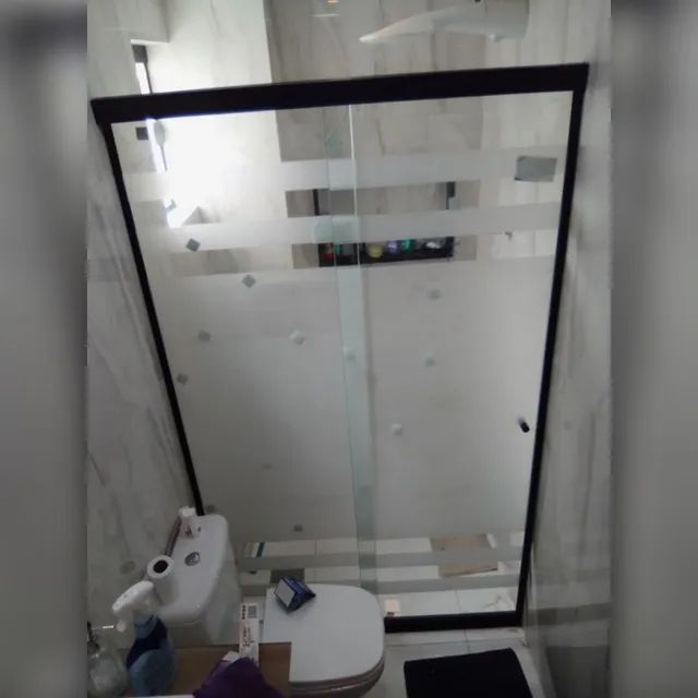 Box de vidro temperado jateado com perfis e acessórios pretos.