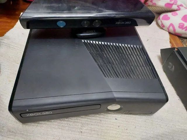 XBOX 360 slim COM 10 jogos e duas manetes e kinet - Videogames