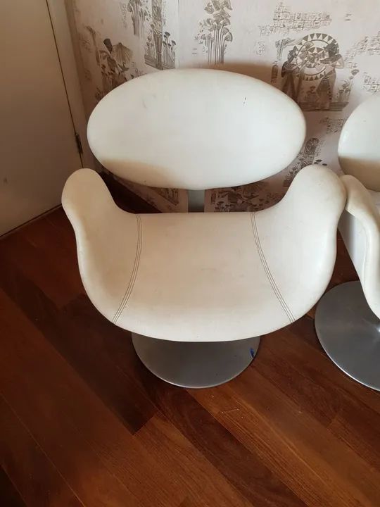 Duas Poltronas giratórias tipo Tulipa em courino branco - Foto 2