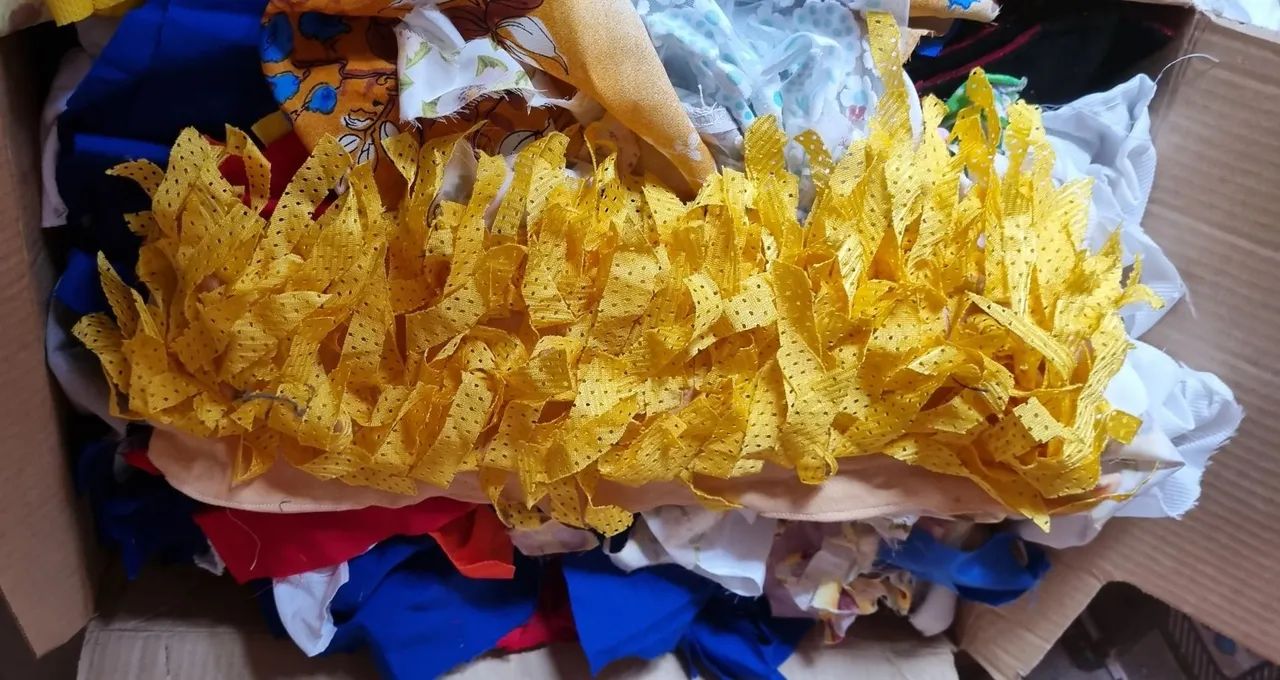 Lote de retalhos de roupas