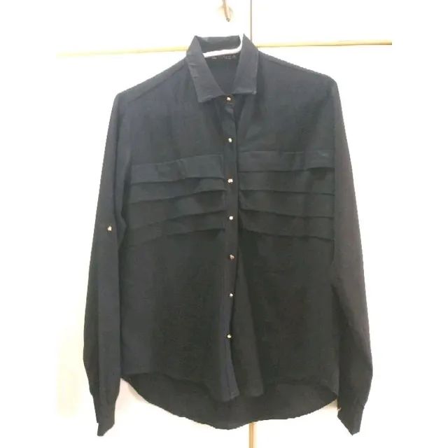 camisa preta com dobraduras babados