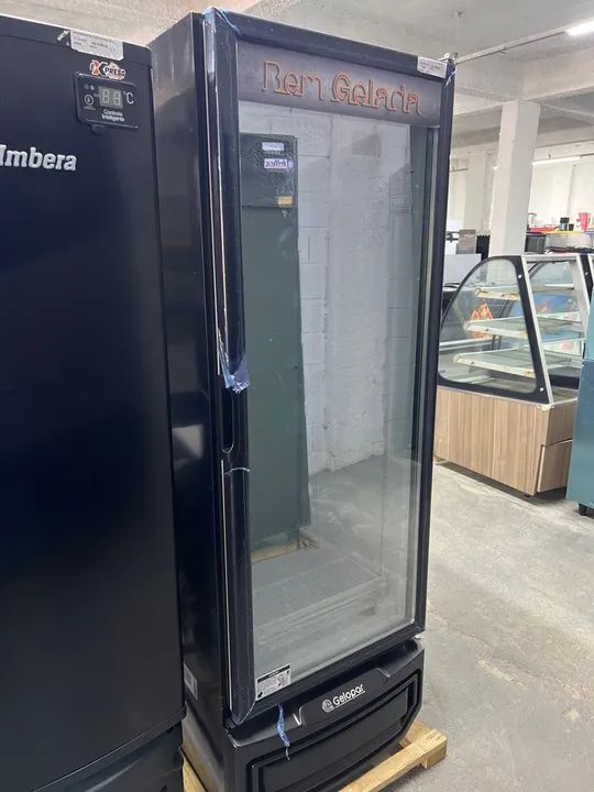 Cervejeira porta de vidro preta 400 litros Gelopar