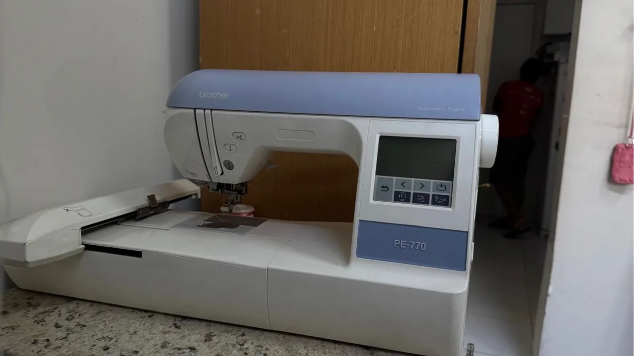 Máquina de Costura Brother PE-770