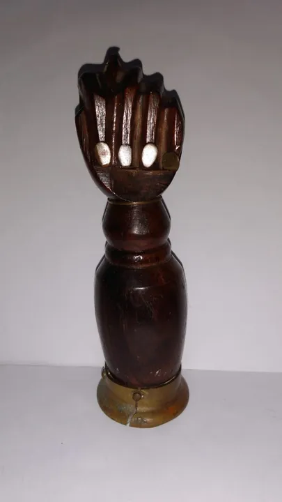 Figa de madeira com base de latão abridor de garrafas antigos artigo decorativo