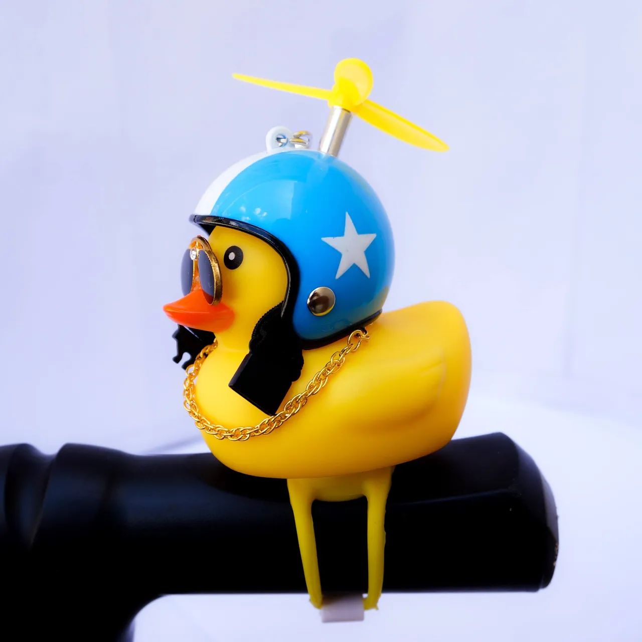 Patinho de borracha com capacete para guidon