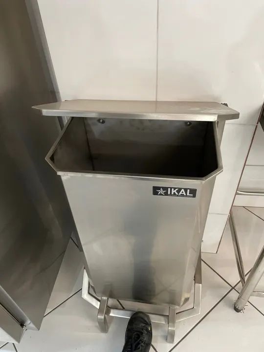 Lixeira com pedal em aço inox  - Foto 2