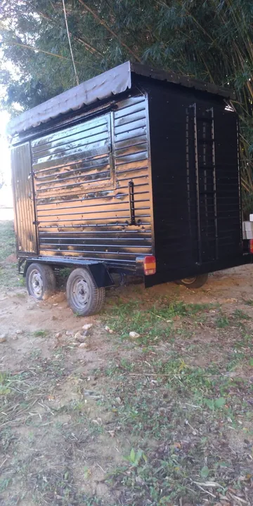Vendo trailer com dois eixos , revestido em inox. Novo