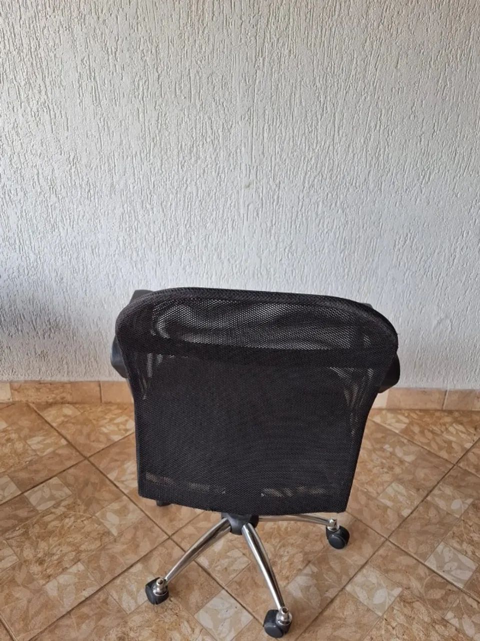 Cadeira de Escritório Diretor Tela Mesh Giratória Cromada - R$ 320,00 - Foto 3
