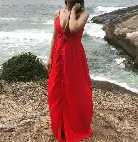 Vestido com recorte, amarração e botões em madeira PP