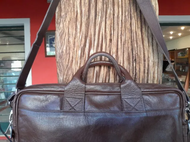 Bolsa messenger, em couro natural, da marca Cavezzale.