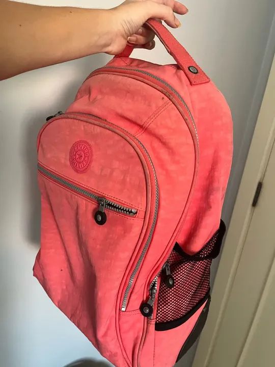 Mochila rosa Kipling original com rodinhas  - Foto 5