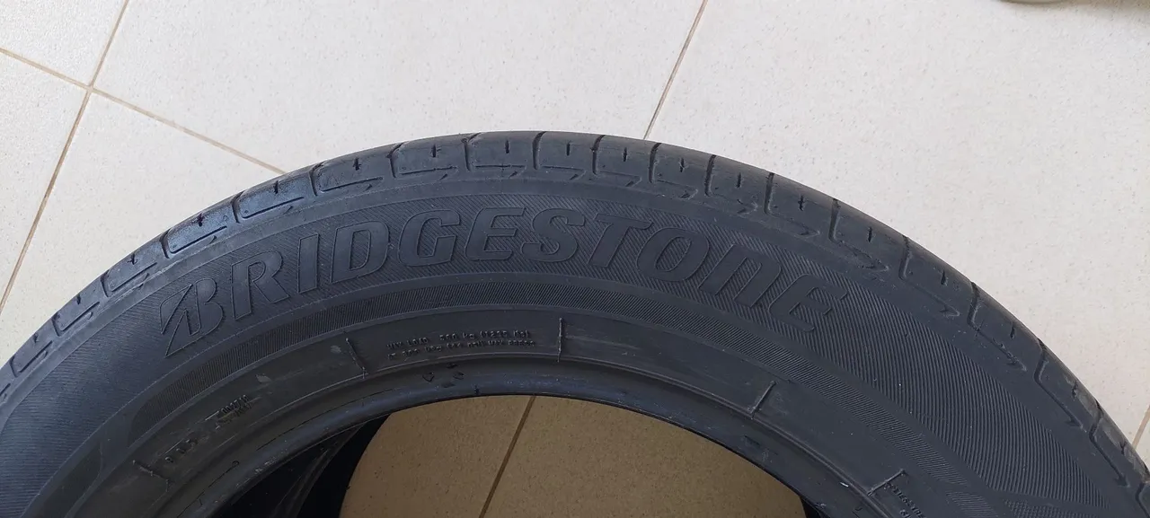 Dois Pneus Usados em Ótimo estado 185/65 R15