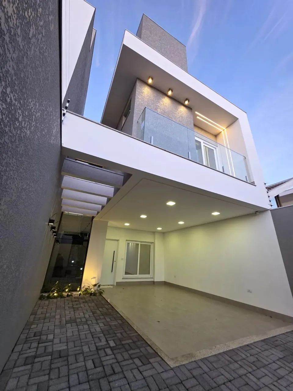 Sobrado à venda em Maringá, Jardim Paris VI, com 3 suítes, com 197.27 m²