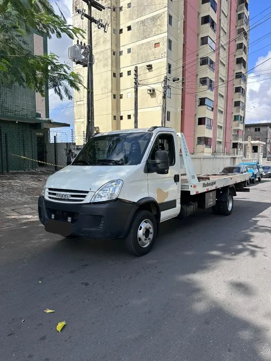 Iveco Daily 2008 - Seu Parceiro de Reboque Confiável e Eficiente