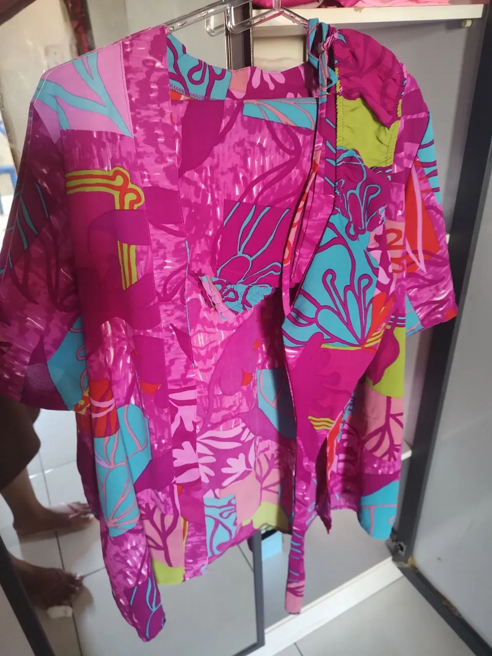 Kimono estampado floral vibrante