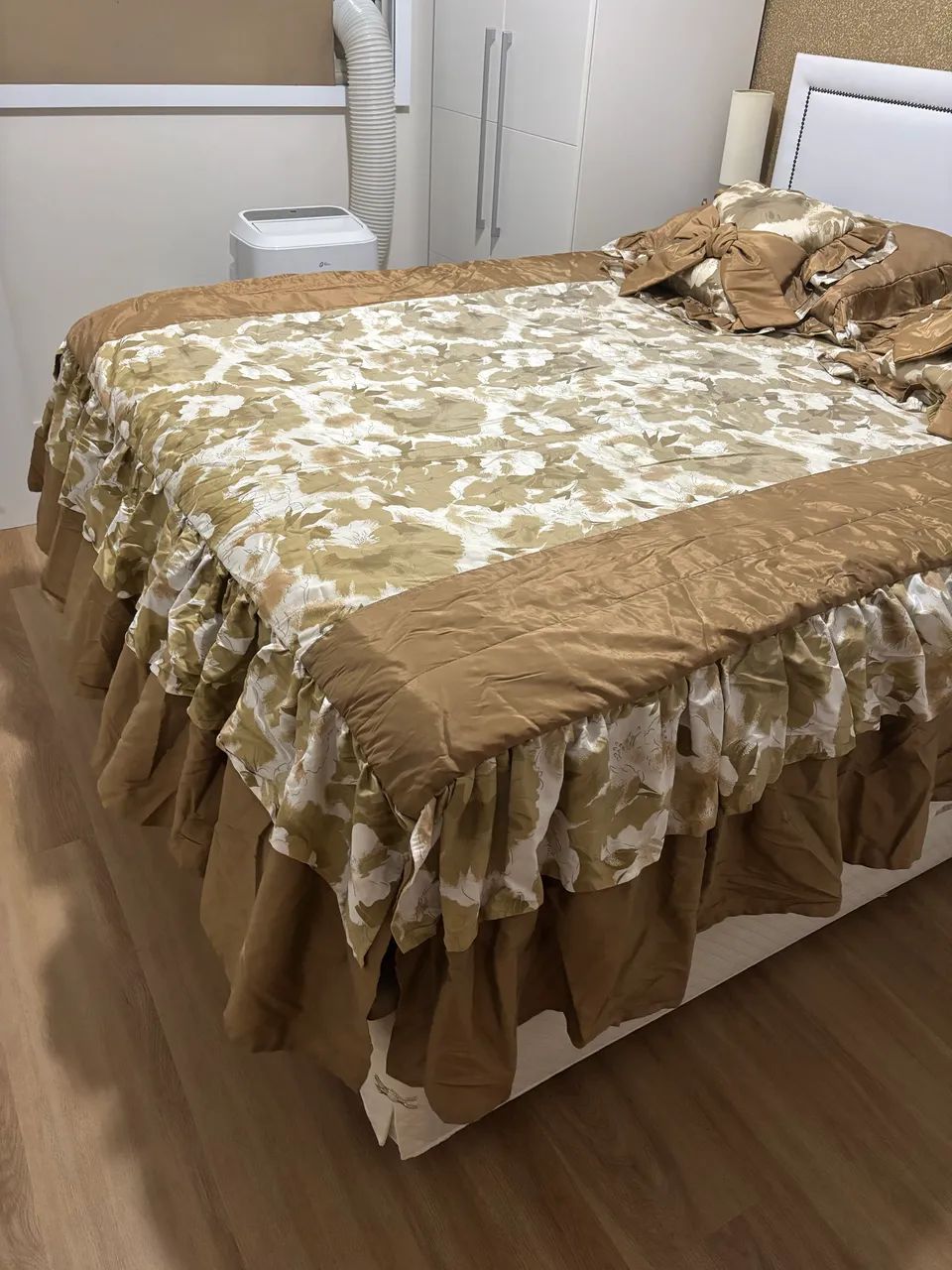 Colcha com Babado Capa Travesseiro e Almofadas - Foto 2