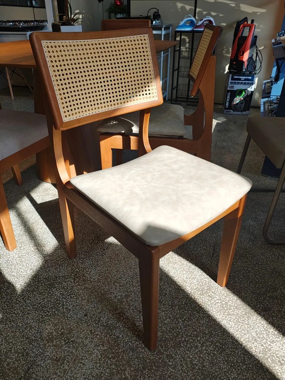 Cadeira em madeira maciça  - Foto 3