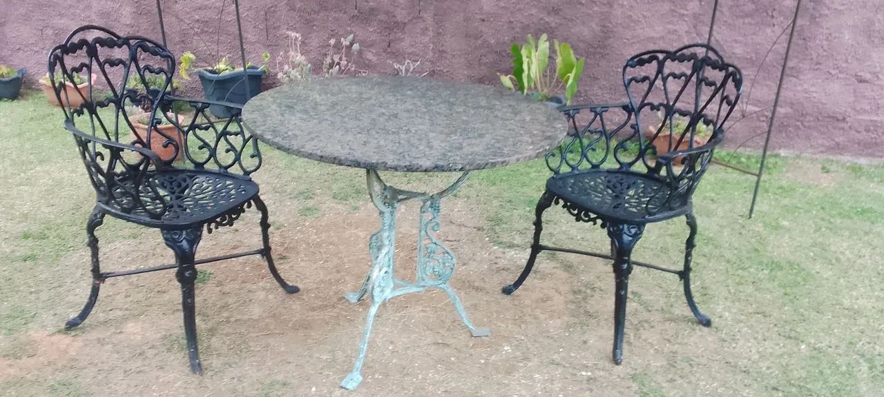 Jogo para  jardim em ferro fundido antigo