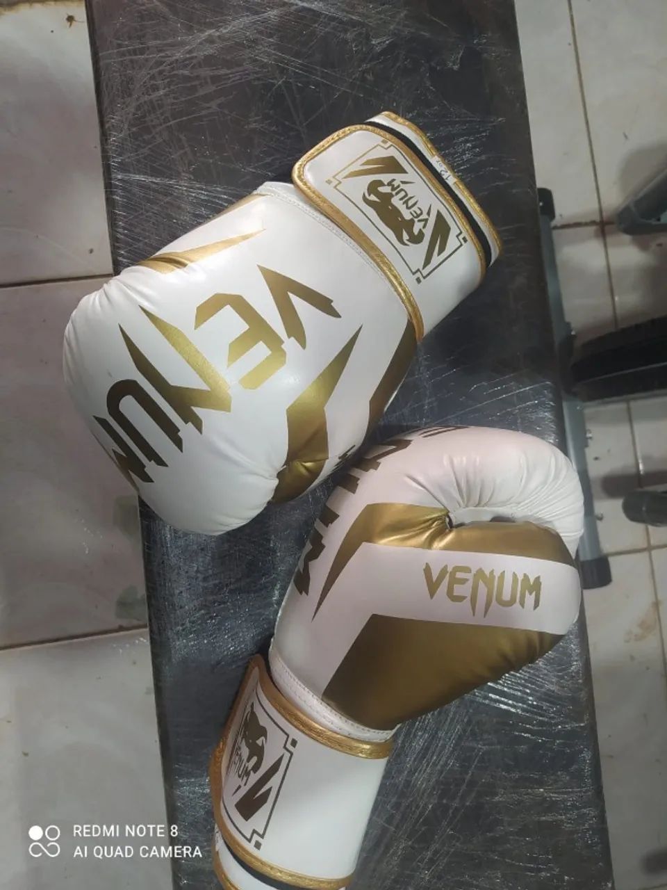 Luva Venum 12 oz branca e dourada  - Foto 4