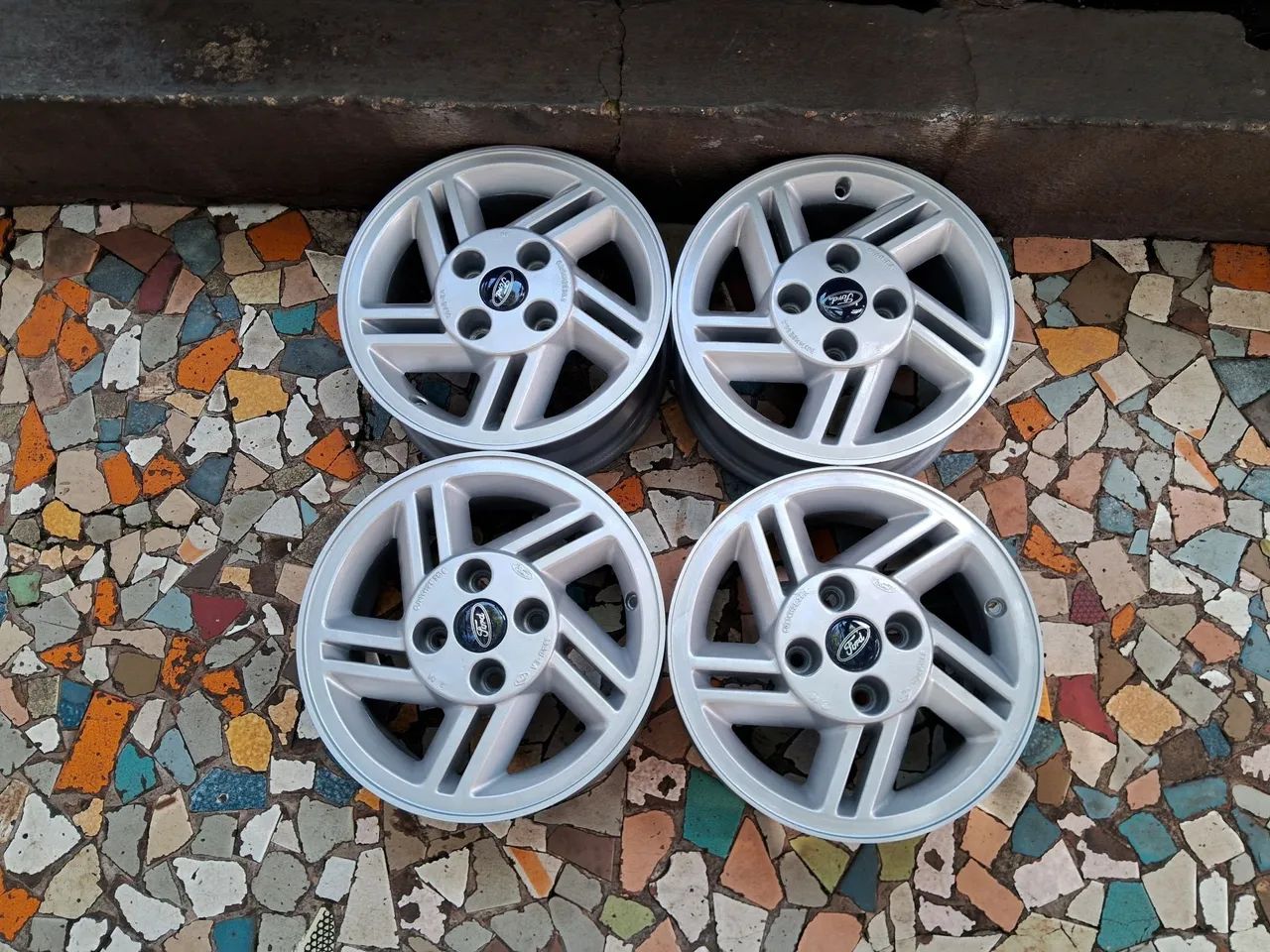 Jogo de rodas de liga leve aro 14/4 furos originais Ford Escort XR3 e outros outros  - Foto 2