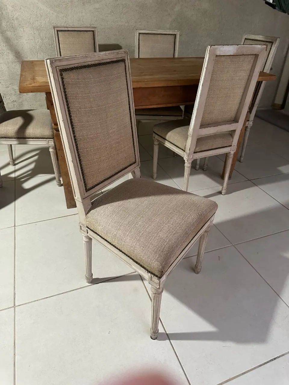 Mesa rústica de madeira maciça com 6 cadeiras acolchoadas - Foto 3