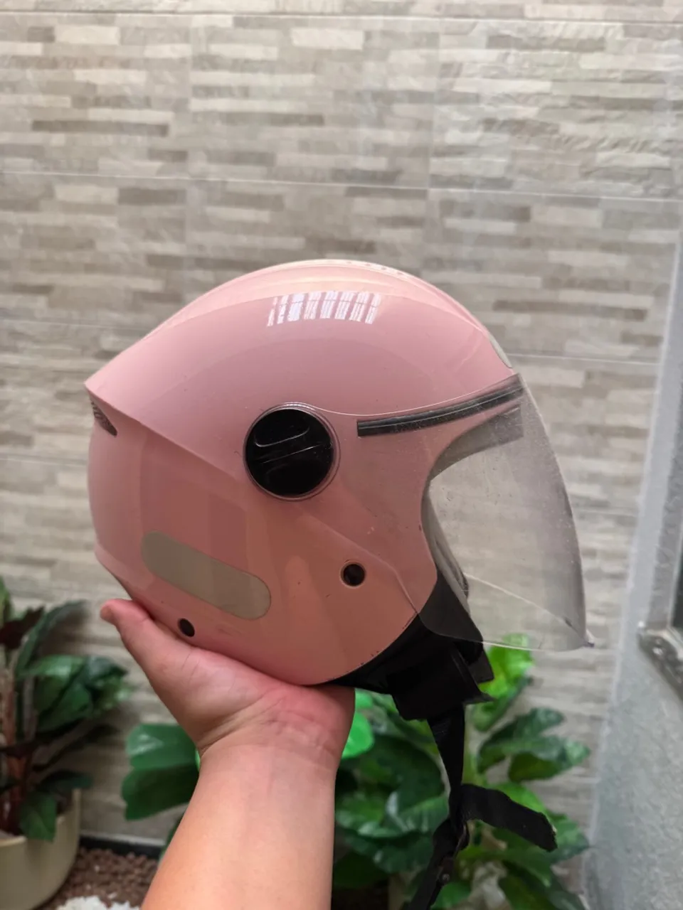 Capacete de moto rosa