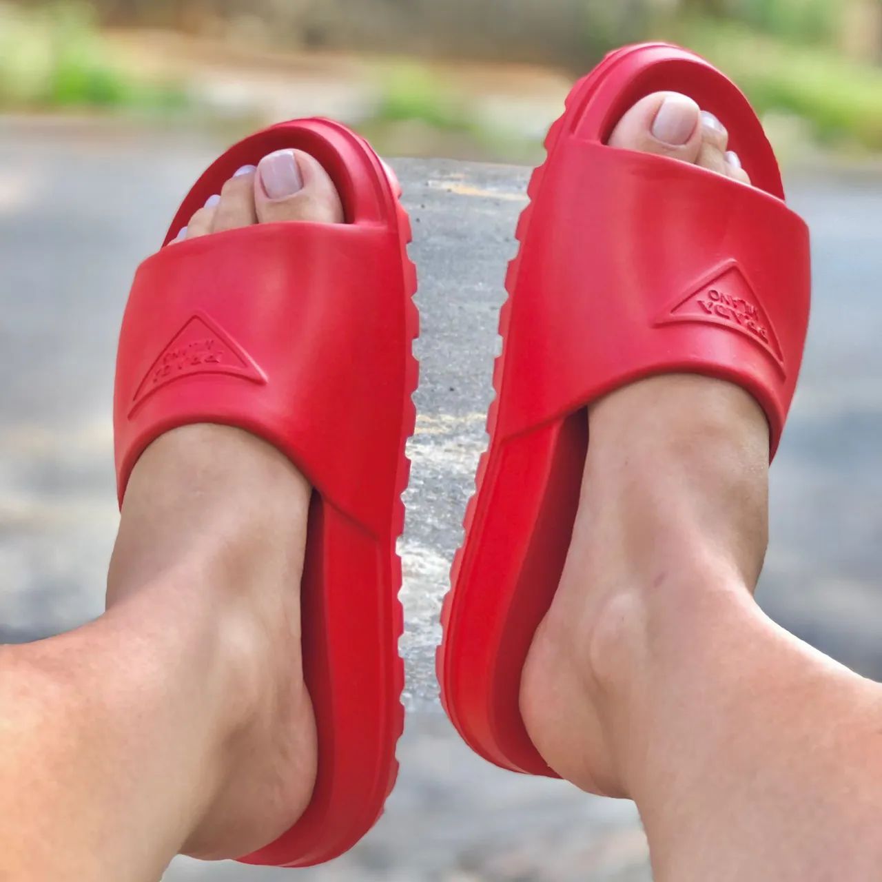 Chinelos Vermelhos - Conforto e Estilo da PRADA 